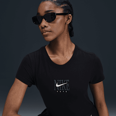 ★ Nike★ Sportswear Slim Short Sleeve Graphic T-Shirt W Li Nike Sportswear Women's Slim Short-Sleeve Graphic T-Shirt